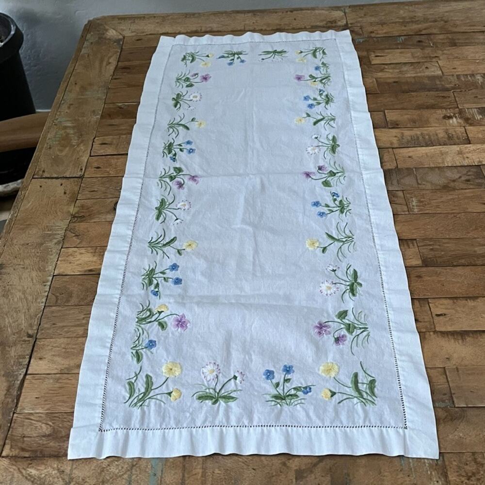 Vintage Hand Embroidered Floral Table Runner Lace Trim Cottagecore Cream 36x14.5